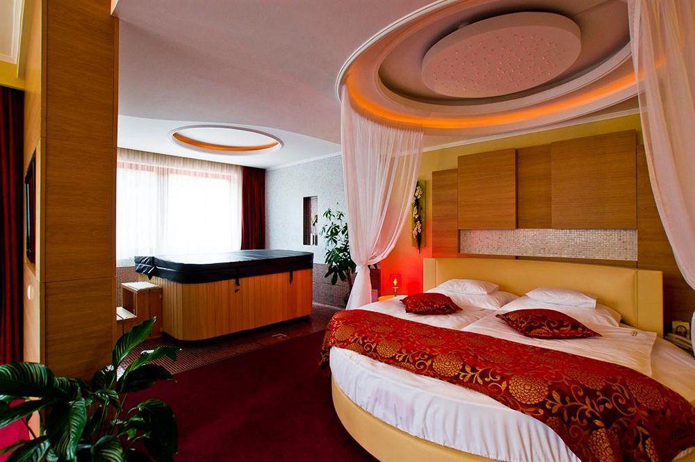 Erdospuszta Club Hotel Fenyves Debrecen Extérieur photo